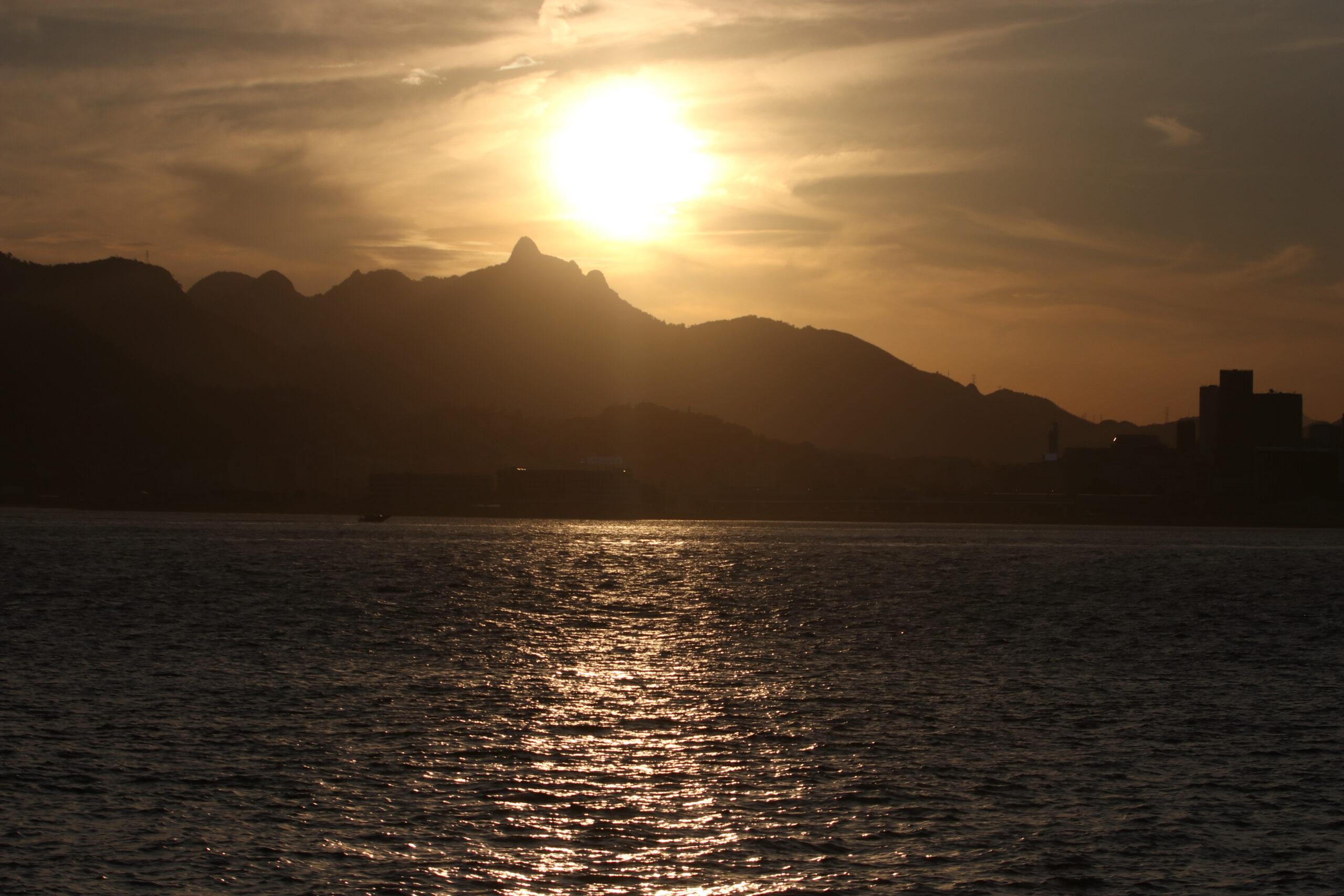 Rio de Janeiro deve seguir com calor intenso e temperaturas próximas de 40°C nos próximos dias, com sol forte e pouca chance de chuva.