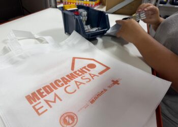Maricá inicia projeto de entrega domiciliar de medicamentos para idosos e pacientes com mobilidade reduzida.