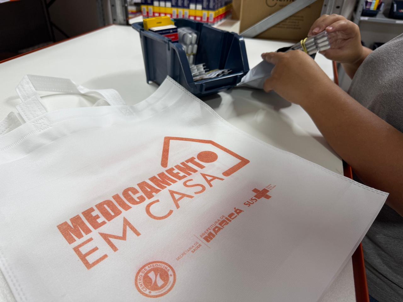 Maricá inicia projeto de entrega domiciliar de medicamentos para idosos e pacientes com mobilidade reduzida.