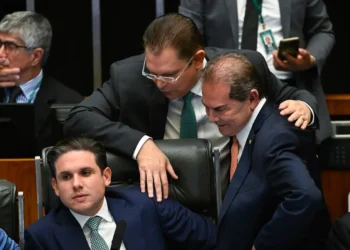 Câmara aprova projeto que reduz penas dos condenados pelo 8 de janeiro; texto segue para análise no Senado.