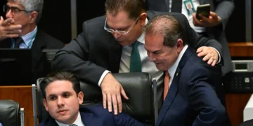 Câmara aprova projeto que reduz penas dos condenados pelo 8 de janeiro; texto segue para análise no Senado.