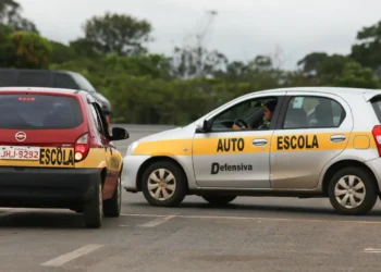 Nova resolução permite obter carteira de motorista sem autoescola, com aulas gratuitas e processo mais acessível.