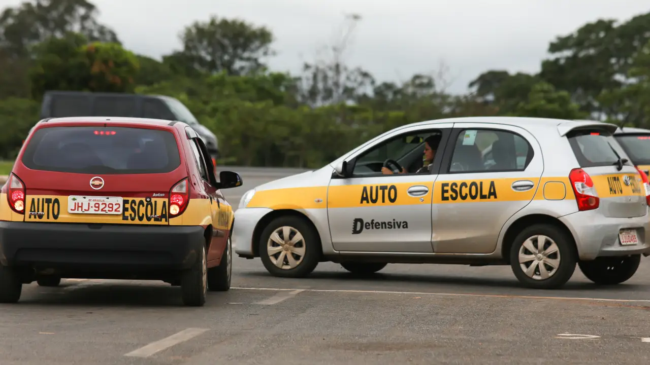 Nova resolução permite obter carteira de motorista sem autoescola, com aulas gratuitas e processo mais acessível.