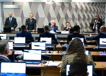 Proposta que muda a escala 6x1 avança no Senado após aprovação na comissão.