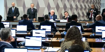 Proposta que muda a escala 6x1 avança no Senado após aprovação na comissão.