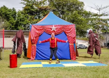 Grupo CHAP retorna após turnê internacional e apresenta Papai Negrão pelas comunidades de Maricá neste Natal.