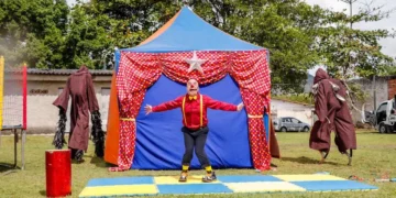 Grupo CHAP retorna após turnê internacional e apresenta Papai Negrão pelas comunidades de Maricá neste Natal.