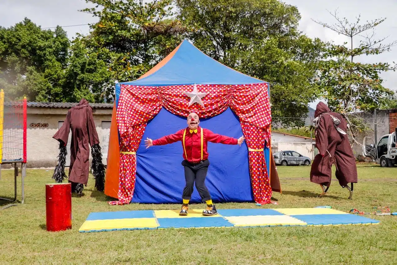 Grupo CHAP retorna após turnê internacional e apresenta Papai Negrão pelas comunidades de Maricá neste Natal.