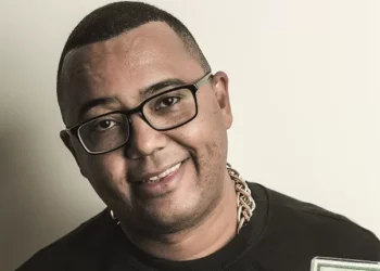 Dudu Nobre se apresenta gratuitamente na orla de Araçatiba em Maricá durante a programação especial de Natal.