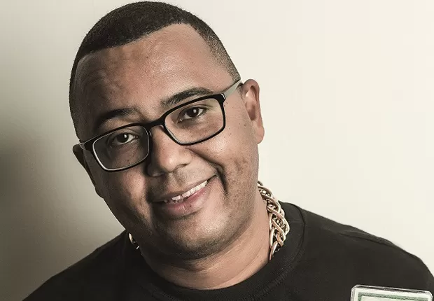 Dudu Nobre se apresenta gratuitamente na orla de Araçatiba em Maricá durante a programação especial de Natal.