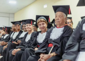 Maricá realizou a formatura de novas alunas da Escola do Idoso e anunciou a ampliação do programa para 2026.