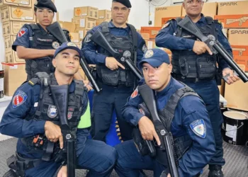 Guarda Municipal de Maricá recebe armas de eletrochoque, spray de defesa e novas viaturas para reforçar a segurança no município.