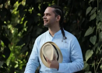 Maricá promove oficina e show especial em homenagem aos 83 anos de Paulinho da Viola, celebrando o samba e a cultura brasileira.