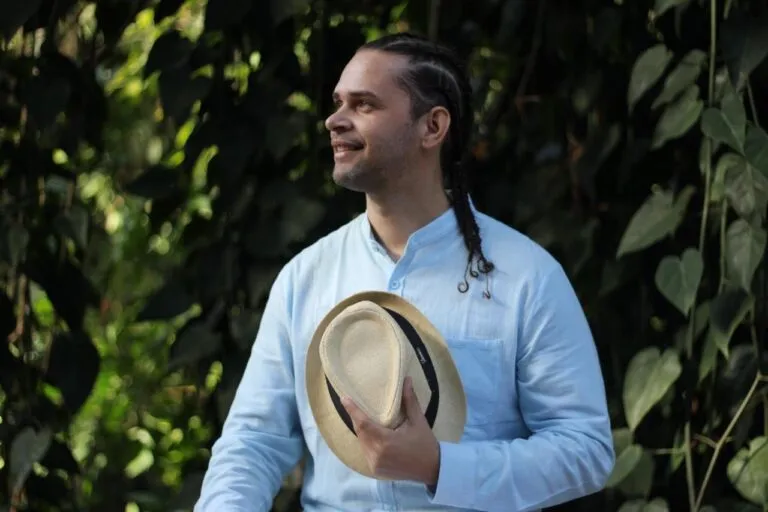 Maricá promove oficina e show especial em homenagem aos 83 anos de Paulinho da Viola, celebrando o samba e a cultura brasileira.