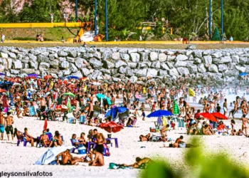 Praias de Maricá registraram forte presença de visitantes em dia de sol, mesmo com a água fria