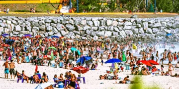 Praias de Maricá registraram forte presença de visitantes em dia de sol, mesmo com a água fria
