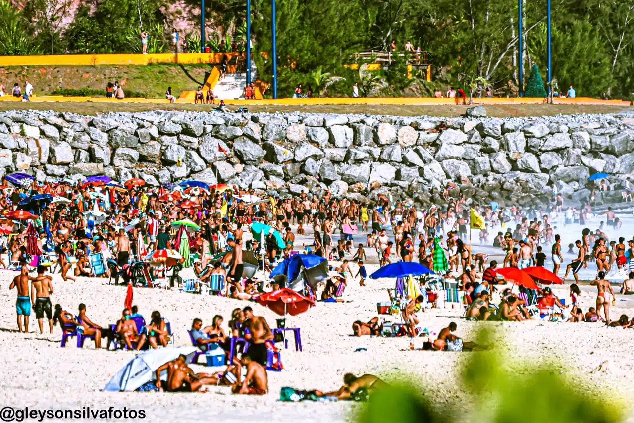 Praias de Maricá registraram forte presença de visitantes em dia de sol, mesmo com a água fria