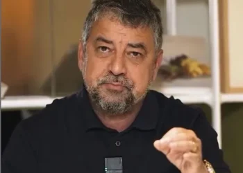 Prefeito de Maricá propõe corte de 30% em contratos para criar fundo de R$ 2 bilhões voltado a investimentos estratégicos no município.