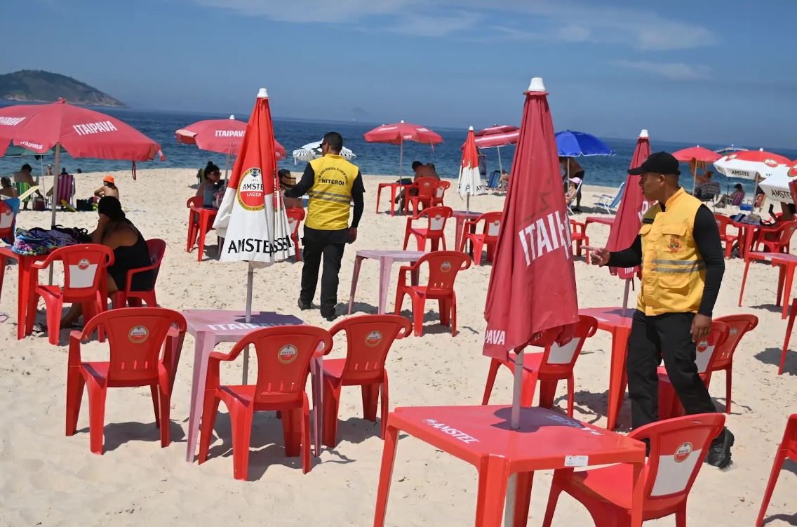 Quiosques são autuados por infrações em praias de Niterói