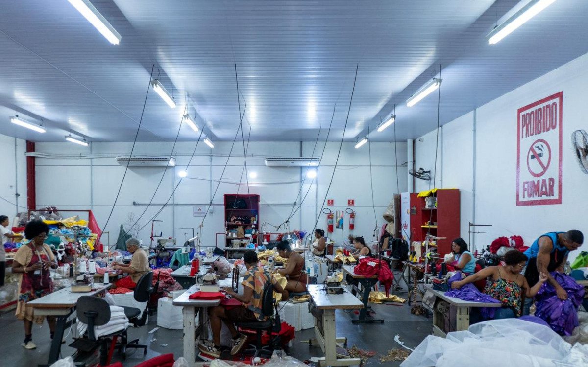 Viradouro inaugura sala climatizada e melhora condições de trabalho das costureiras para o Carnaval 2026.