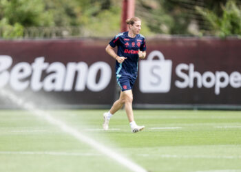 Flamengo se reapresenta e inicia pré-temporada meta_description: Elenco principal do Flamengo se reapresenta e inicia a preparação para