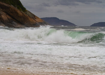 Clima ameno e mar agitado não afastam visitantes, e orla do Rio segue com movimento ao longo do dia.