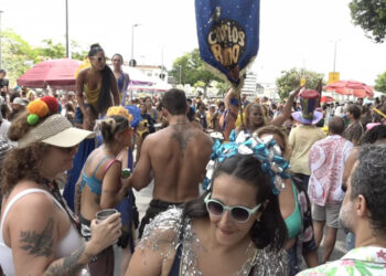 Multidões ocupam o Centro e a Zona Sul do Rio na abertura não oficial do Carnaval com blocos e muita festa.
