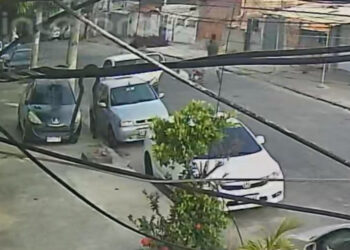 Vídeo mostra motorista de aplicativo agredindo ritmista da Portela após discussão no Rio de Janeiro. Caso é investigado.