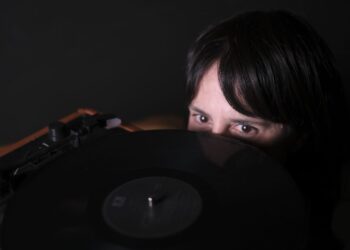 Trama provocadora ambientada nos anos 80, ‘Zero Grau’ chega ao Centro Cultural Justiça Federal, no centro do Rio