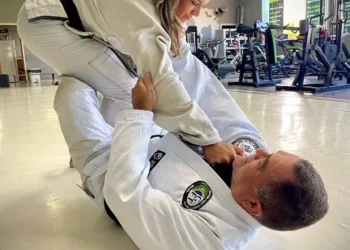 Aulão gratuito de jiu-jitsu reúne participantes e incentiva a prática esportiva e a inclusão social em Maricá.