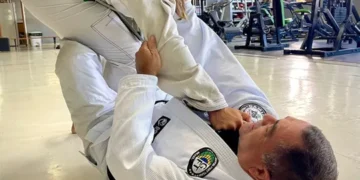 Aulão gratuito de jiu-jitsu reúne participantes e incentiva a prática esportiva e a inclusão social em Maricá.