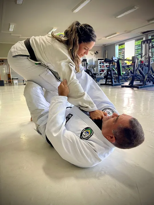 Aulão gratuito de jiu-jitsu reúne participantes e incentiva a prática esportiva e a inclusão social em Maricá.