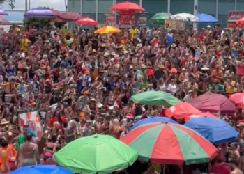 Bloco tradicional de Niterói levou milhares de foliões ao Rio em domingo de pré-carnaval, com muita música e festa nas ruas.