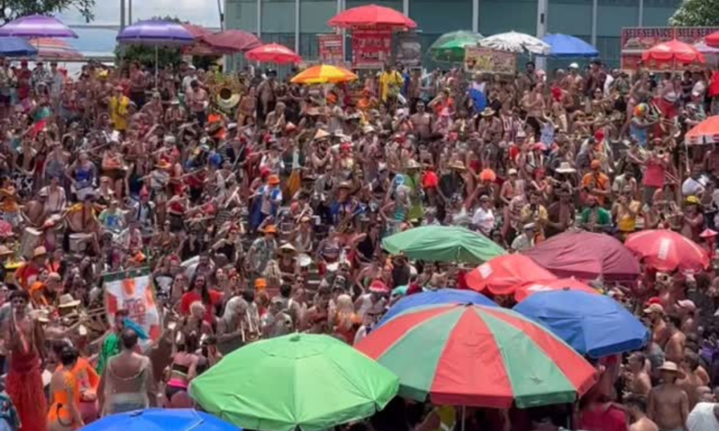 Bloco tradicional de Niterói levou milhares de foliões ao Rio em domingo de pré-carnaval, com muita música e festa nas ruas.