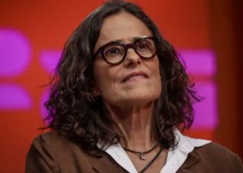 Zélia Duncan leva o Bailão ZD para a orla de Niterói em show gratuito com clima de festa e repertório dançante.