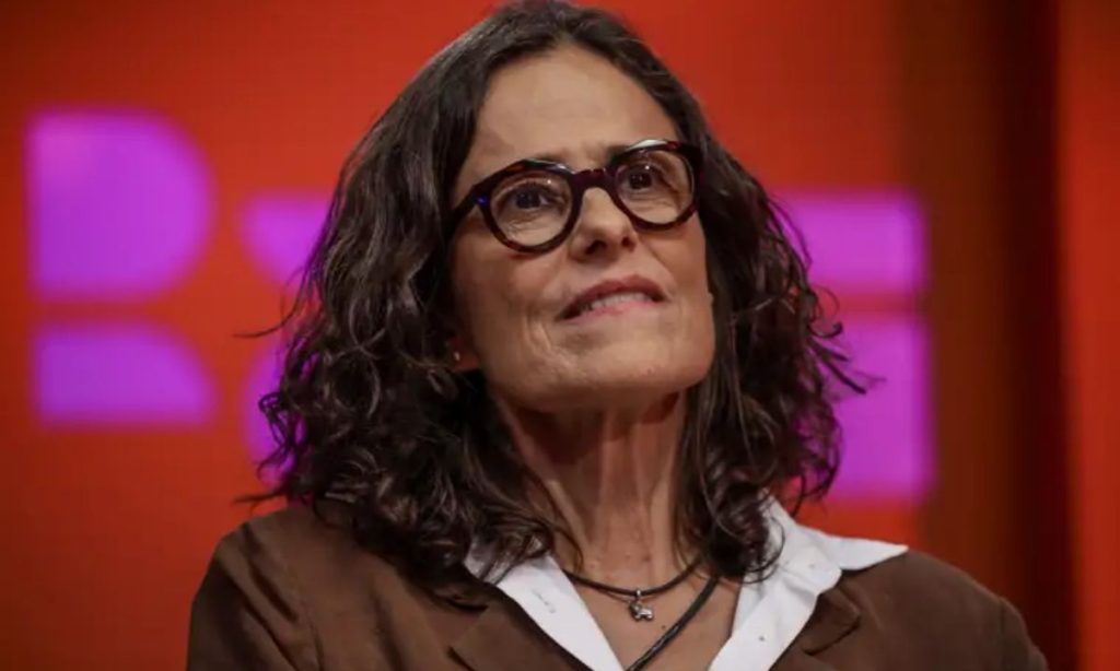 Zélia Duncan leva o Bailão ZD para a orla de Niterói em show gratuito com clima de festa e repertório dançante.