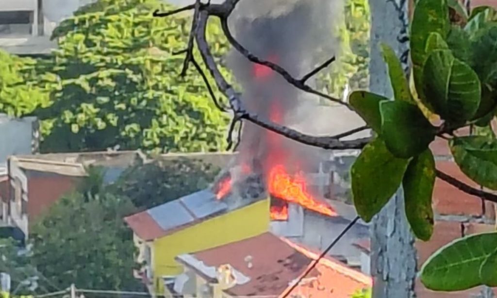 Incêndio atinge espaço cultural em Niterói, mobiliza bombeiros e não deixa feridos. Causas do fogo serão investigadas.