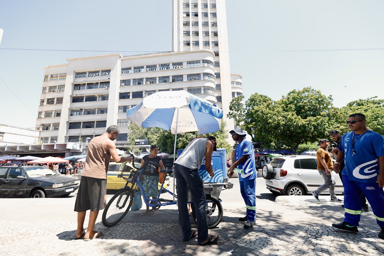 Cidades do Rio, São Gonçalo e Baixada instalam pontos de hidratação para enfrentar o calor intenso e reduzir riscos à saúde.