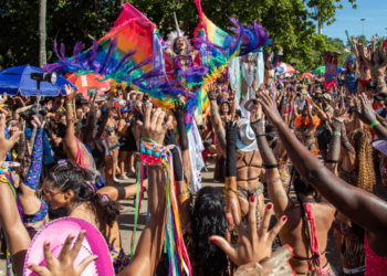 Carnaval do Rio de Janeiro contará com mais de 400 blocos espalhados pela cidade, com desfiles em diversas regiões e esquema especial.