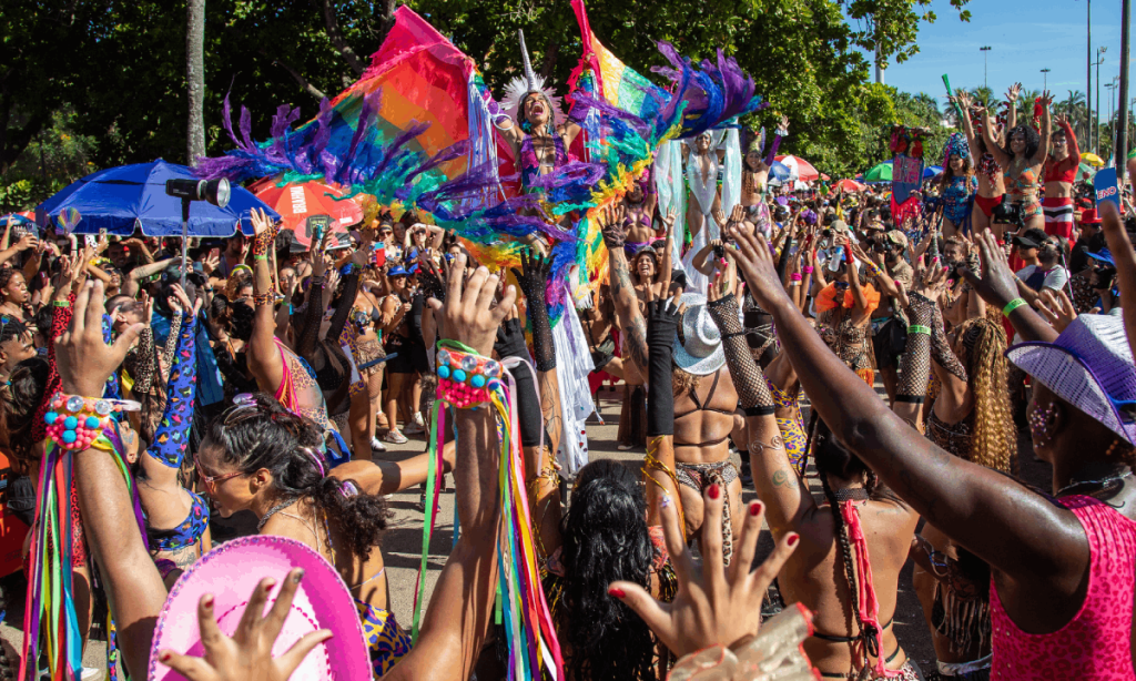 Carnaval do Rio de Janeiro contará com mais de 400 blocos espalhados pela cidade, com desfiles em diversas regiões e esquema especial.