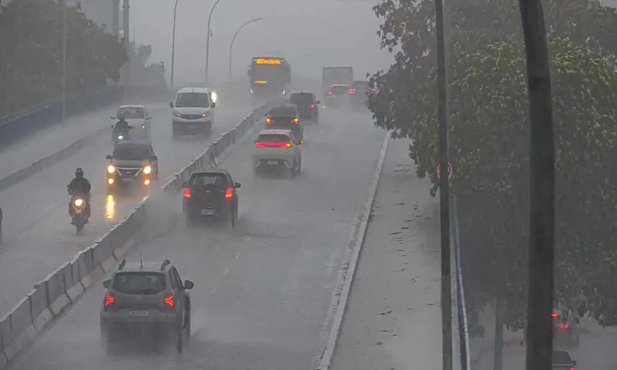 Temporal atinge o Rio após calor intenso, provoca alagamentos, afeta trânsito e causa transtornos em diferentes regiões da cidade