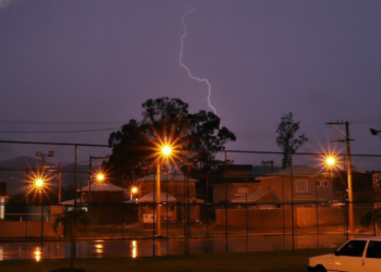 Chuva chegou à noite e mudou o clima em Niterói, trazendo alívio térmico após período de calor intenso.