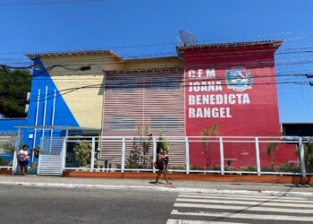 Maricá reabre turma de ensino médio noturno no CEM Joana Benedicta Rangel para atender jovens e adultos que trabalham durante o dia.