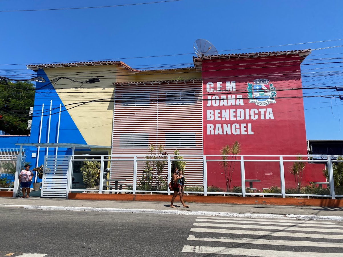 Maricá reabre turma de ensino médio noturno no CEM Joana Benedicta Rangel para atender jovens e adultos que trabalham durante o dia.