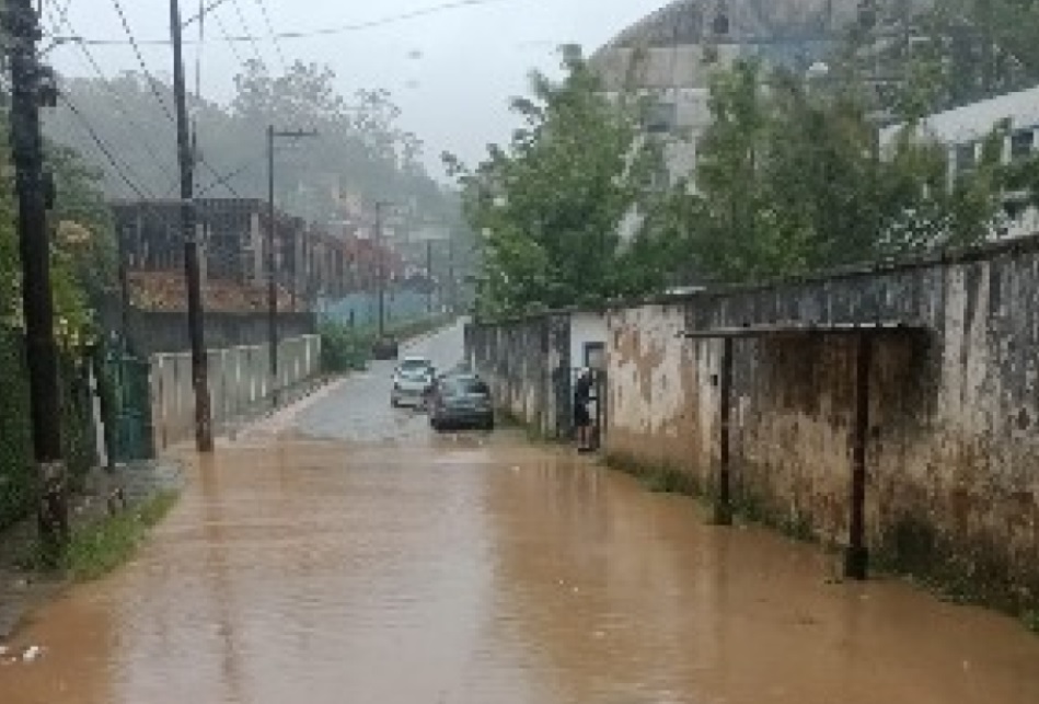Defesa Civil registra 20 ocorrências após fortes chuvas em Petrópolis, com quedas de árvores, alagamentos e ações preventivas.
