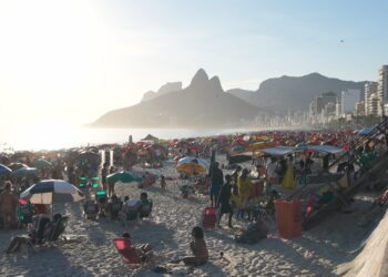 Variação de preços nas praias do Rio leva banhistas a defenderem tabelamento e maior fiscalização na orla.