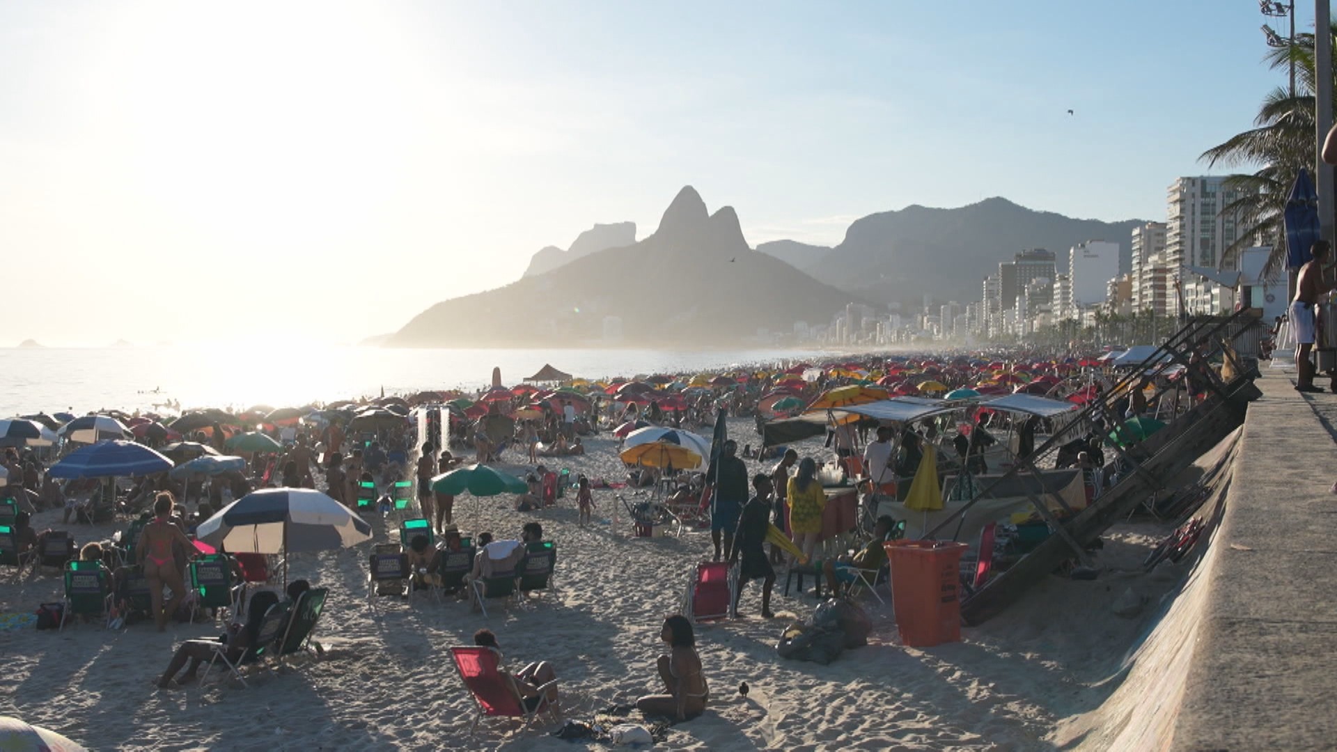 Variação de preços nas praias do Rio leva banhistas a defenderem tabelamento e maior fiscalização na orla.