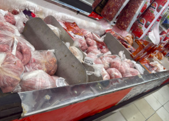 Supermercado é interditado em São Gonçalo após fiscalização que retirou mais de 1,3 tonelada de produtos impróprios para consumo.