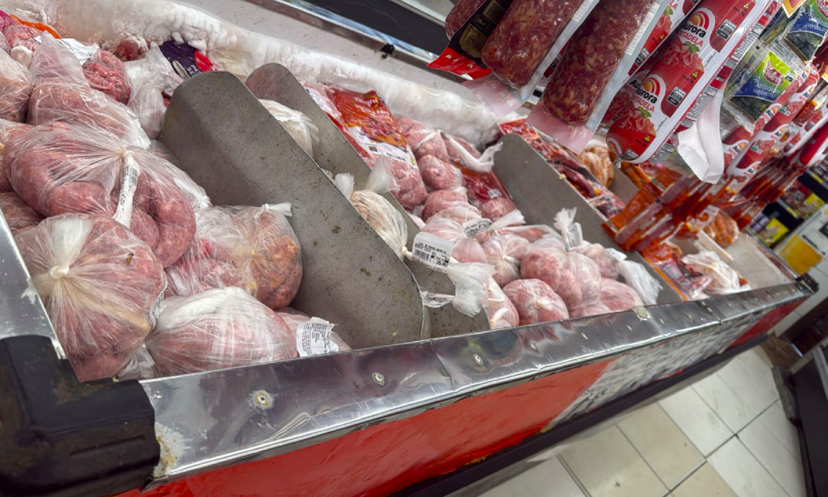 Supermercado é interditado em São Gonçalo após fiscalização que retirou mais de 1,3 tonelada de produtos impróprios para consumo.