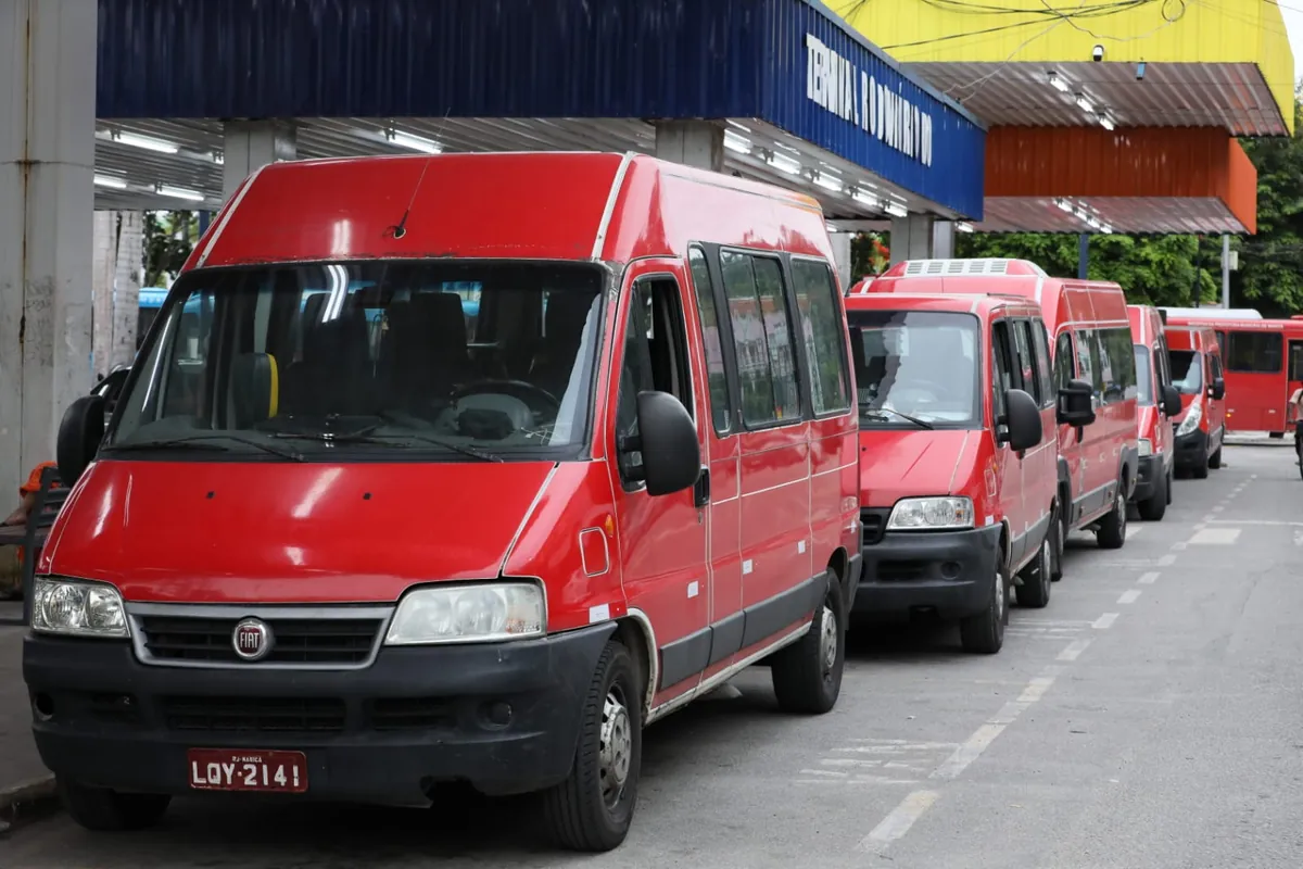 Encerramento de linhas de vans em Maricá provoca reclamações e abaixo-assinado de moradores de Cordeirinho, Ponta Negra e Barra.